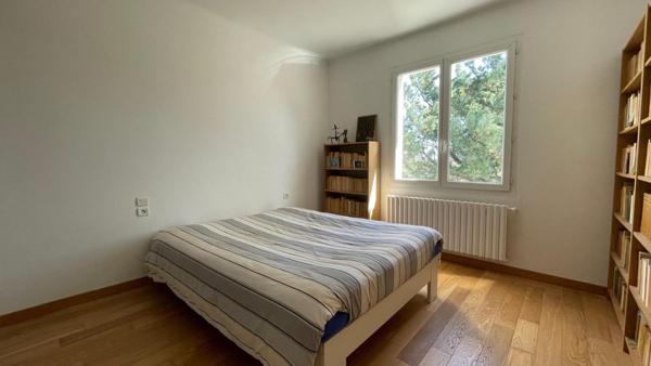 Maison lumineuse avec jardin arboré – Sauveterre