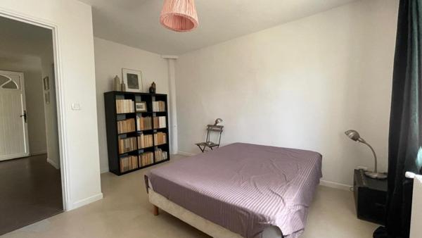 Maison lumineuse avec jardin arboré – Sauveterre