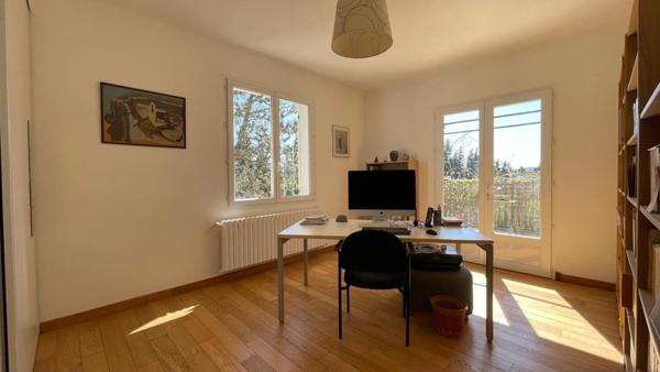 Maison lumineuse avec jardin arboré – Sauveterre