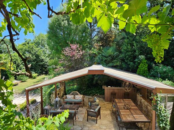 Ensemble Immobilier en pierre du 18ème - 14 pièce(s),431 m² (maison de Maître,  Pigeonnier, Dépendances, Piscine) Parc 1,4ha