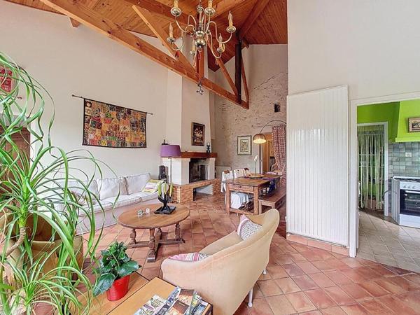 Ensemble Immobilier en pierre du 18ème - 14 pièce(s),431 m² (maison de Maître,  Pigeonnier, Dépendances, Piscine) Parc 1,4ha