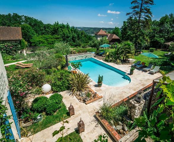 Ensemble Immobilier en pierre du 18ème - 14 pièce(s),431 m² (maison de Maître,  Pigeonnier, Dépendances, Piscine) Parc 1,4ha