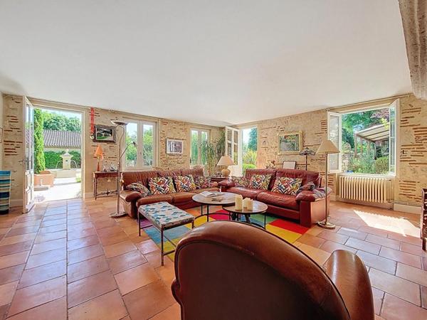 Ensemble Immobilier en pierre du 18ème - 14 pièce(s),431 m² (maison de Maître,  Pigeonnier, Dépendances, Piscine) Parc 1,4ha