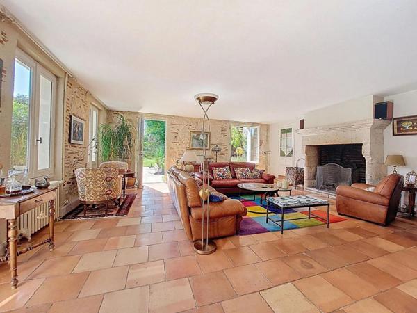 Ensemble Immobilier en pierre du 18ème - 14 pièce(s),431 m² (maison de Maître,  Pigeonnier, Dépendances, Piscine) Parc 1,4ha