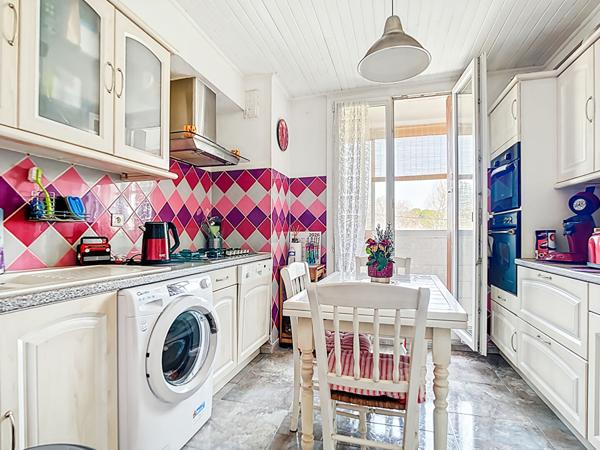 A vendre superbe Appartement 2 pièces de 54 m2  à Marseille - Secteur Bon Secours