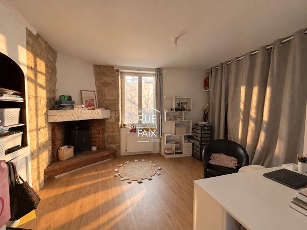 79400 SAINT MAIXENT L ECOLE Maison de ville rénovée avec soin et prête à vous accueillir !