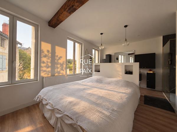 79400 SAINT MAIXENT L ECOLE Maison de ville rénovée avec soin et prête à vous accueillir !