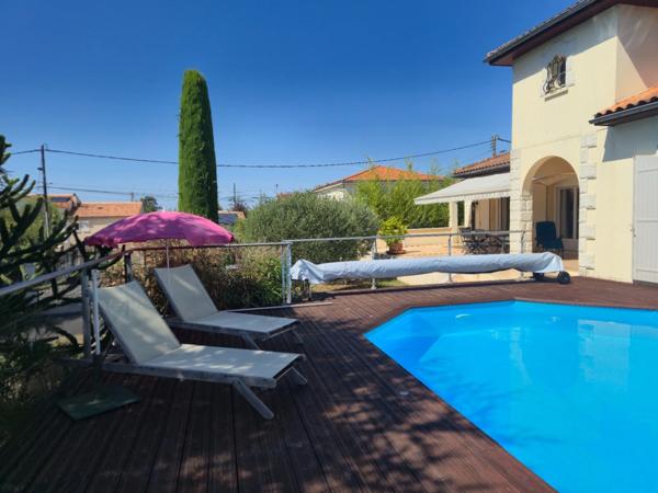 Maison à vendre 8 pièces ANGOULEME (16) Secteur SAINT-CYBARD 5 chambres, jardin, piscine, double garage