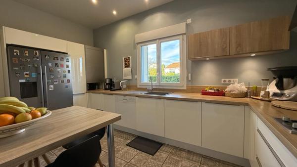 Maison à vendre 8 pièces ANGOULEME (16) Secteur SAINT-CYBARD 5 chambres, jardin, piscine, double garage