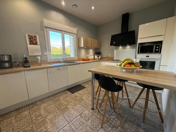 Maison à vendre 8 pièces ANGOULEME (16) Secteur SAINT-CYBARD 5 chambres, jardin, piscine, double garage