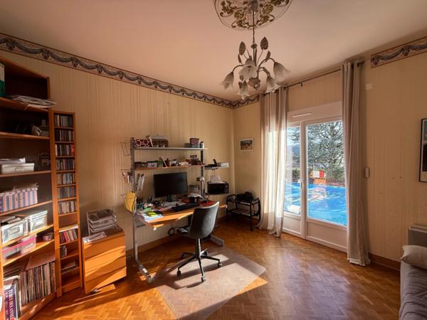 Maison à vendre 8 pièces ANGOULEME (16) Secteur SAINT-CYBARD 5 chambres, jardin, piscine, double garage