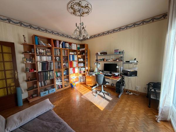 Maison à vendre 8 pièces ANGOULEME (16) Secteur SAINT-CYBARD 5 chambres, jardin, piscine, double garage