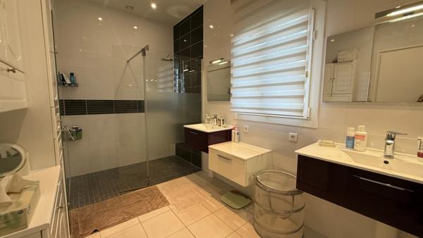 Maison à vendre 8 pièces ANGOULEME (16) Secteur SAINT-CYBARD 5 chambres, jardin, piscine, double garage