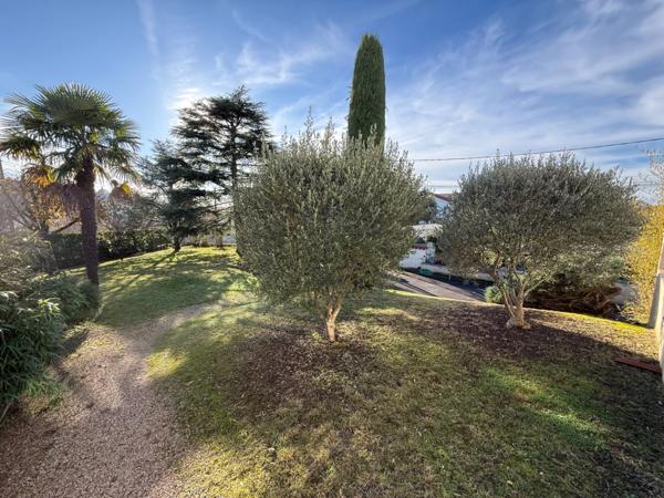 Maison à vendre 8 pièces ANGOULEME (16) Secteur SAINT-CYBARD 5 chambres, jardin, piscine, double garage