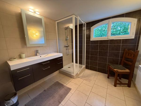 Maison à vendre 8 pièces ANGOULEME (16) Secteur SAINT-CYBARD 5 chambres, jardin, piscine, double garage