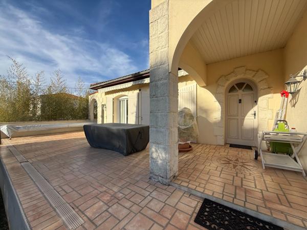 Maison à vendre 8 pièces ANGOULEME (16) Secteur SAINT-CYBARD 5 chambres, jardin, piscine, double garage