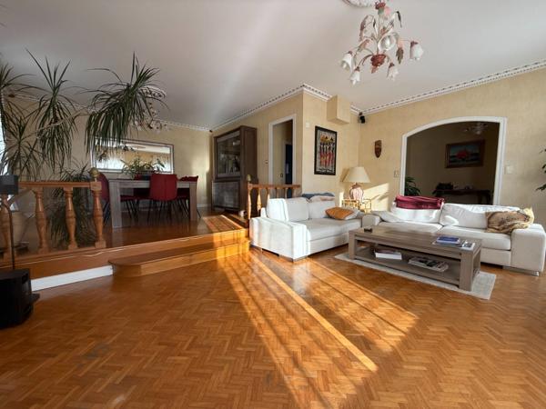 Maison à vendre 8 pièces ANGOULEME (16) Secteur SAINT-CYBARD 5 chambres, jardin, piscine, double garage