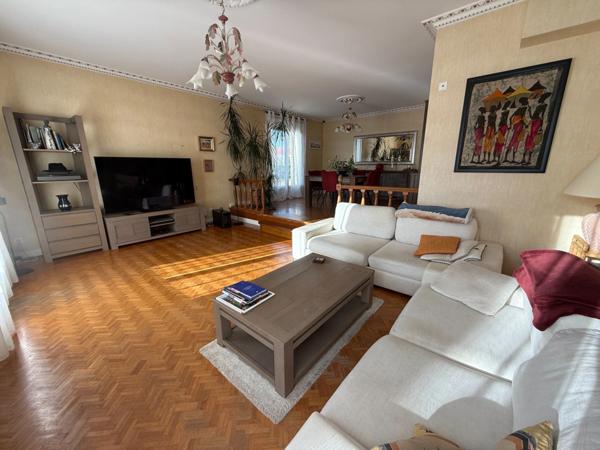 Maison à vendre 8 pièces ANGOULEME (16) Secteur SAINT-CYBARD 5 chambres, jardin, piscine, double garage