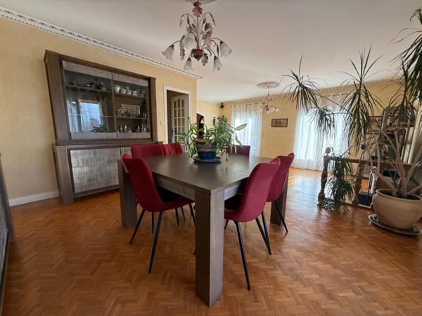 Maison à vendre 8 pièces ANGOULEME (16) Secteur SAINT-CYBARD 5 chambres, jardin, piscine, double garage