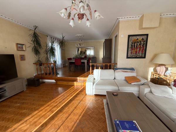 Maison à vendre 8 pièces ANGOULEME (16) Secteur SAINT-CYBARD 5 chambres, jardin, piscine, double garage