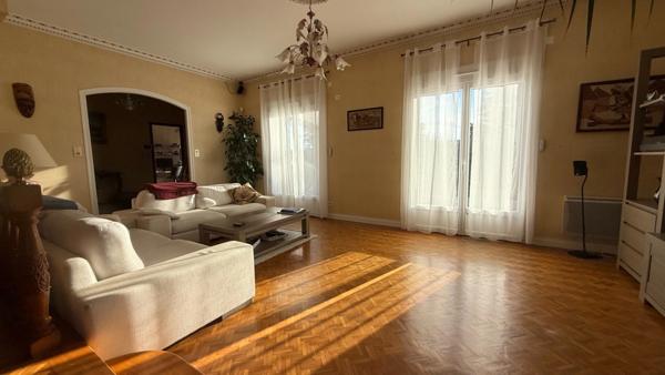 Maison à vendre 8 pièces ANGOULEME (16) Secteur SAINT-CYBARD 5 chambres, jardin, piscine, double garage