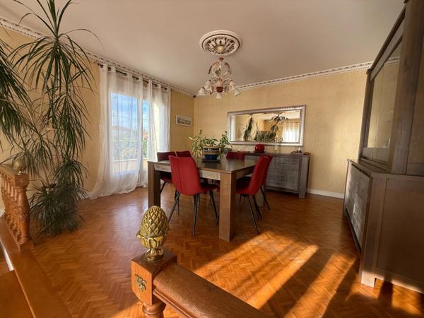 Maison à vendre 8 pièces ANGOULEME (16) Secteur SAINT-CYBARD 5 chambres, jardin, piscine, double garage