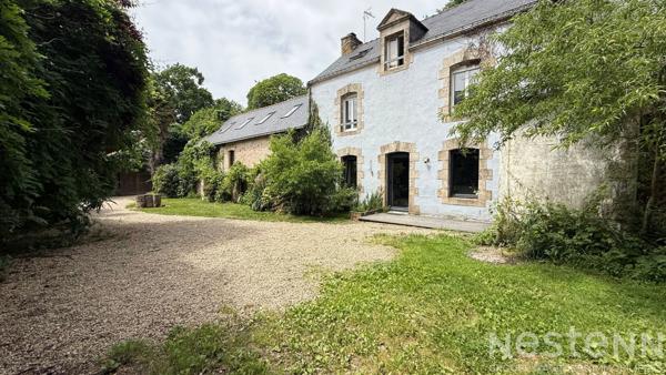 SEULEMENT CHEZ NESTENN ? Authentique maison en pierre avec dépendance et vaste parcelle boisée