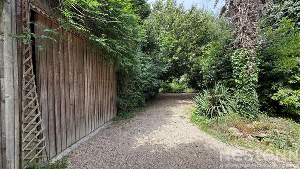 SEULEMENT CHEZ NESTENN ? Authentique maison en pierre avec dépendance et vaste parcelle boisée