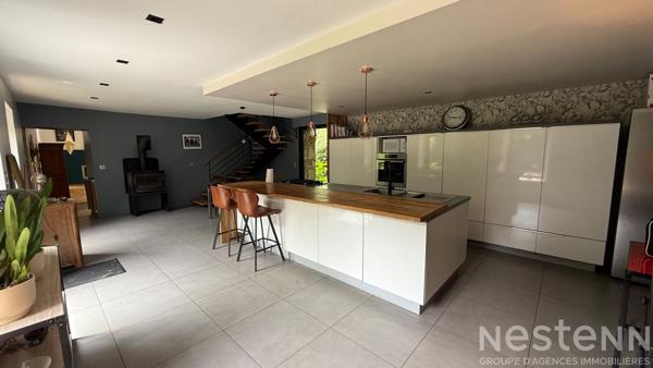 SEULEMENT CHEZ NESTENN ? Authentique maison en pierre avec dépendance et vaste parcelle boisée