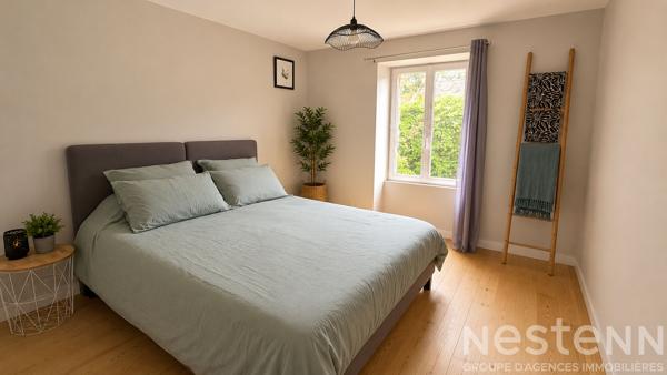 SEULEMENT CHEZ NESTENN ? Authentique maison en pierre avec dépendance et vaste parcelle boisée