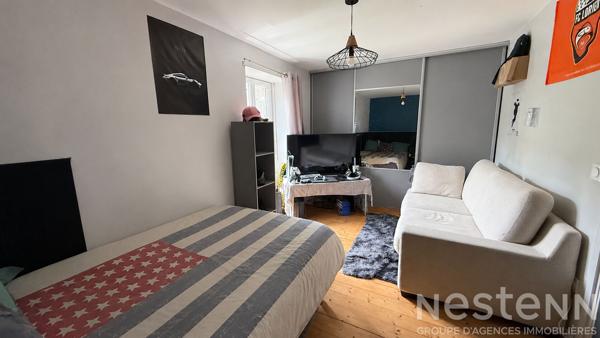 SEULEMENT CHEZ NESTENN ? Authentique maison en pierre avec dépendance et vaste parcelle boisée