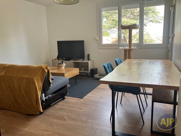 Appartement à louer Libourne : 3 pièces, 64m² avec 2 chambre(s) à 784€ - AJP Immobilier Saint Andre de Cubzac