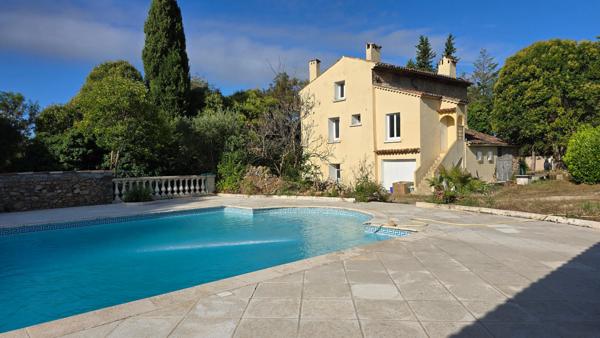 LORGUES — Domaine de 16 000 m² avec deux habitations, piscine et fort potentiel patrimonial