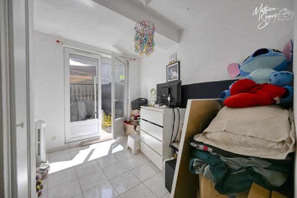 Appartement avec cour et stationnement privatif en campagne