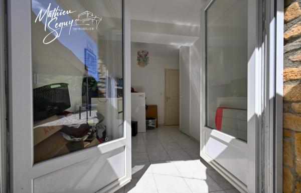 Appartement avec cour et stationnement privatif en campagne