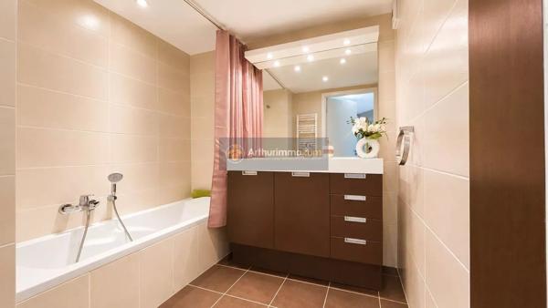 Vente                                                      Appartement
                        
                     3 pièces                      66 m2                     à Saint-Aygulf