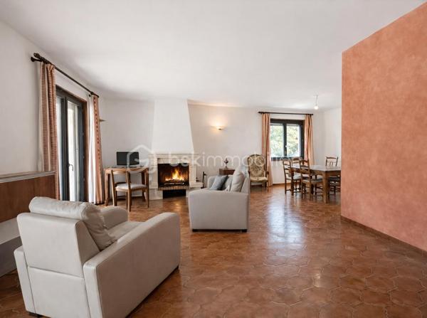 Située sur les hauteurs de Bourg-Saint-Andéol, dans un environnement calme bénéficiant d’une vue dégagée, cette villa d’environ 132 m² habitables offre un cadre de vie agréable et fonctionnel.

Elle se compose d’un séjour lumineux avec cheminée, ouvert sur la terrasse, d’une cuisine indépendante équipée avec possibilité d’ouverture sur la pièce de vie, ainsi que de 4 chambres, et 2 salles d'eau. 

À l’extérieur, vous profiterez d’un terrain arboré et fleuri d'environ 2300m², de plusieurs terrasses pour profiter de chaque exposition, d’un espace piscine aménagé avec pool house et cuisine d'été ainsi que de deux garages attenants.

Côté équipements :
✔ Menuiseries PVC récentes (2023)
✔ Volets roulants électriques
✔ Cheminée à foyer fermé

Les atouts :
✨ Vue dégagée
✨ Environnement calme
✨ Piscine et terrain arboré et fleuri
✨ Plusieurs terrasses
✨ 4 chambres
✨ Deux garages attenants et nombreuses dépendances

Une maison idéale pour profiter d’un environnement paisible tout en restant proche des commodités.

Contactez-nous pour une visite : 
Emilie   - 06 29 32 69 64 
Sandra - 06 67 88 56 18