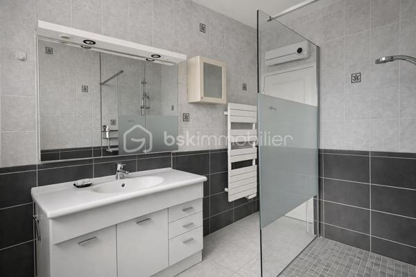 Située sur les hauteurs de Bourg-Saint-Andéol, dans un environnement calme bénéficiant d’une vue dégagée, cette villa d’environ 132 m² habitables offre un cadre de vie agréable et fonctionnel.

Elle se compose d’un séjour lumineux avec cheminée, ouvert sur la terrasse, d’une cuisine indépendante équipée avec possibilité d’ouverture sur la pièce de vie, ainsi que de 4 chambres, et 2 salles d'eau. 

À l’extérieur, vous profiterez d’un terrain arboré et fleuri d'environ 2300m², de plusieurs terrasses pour profiter de chaque exposition, d’un espace piscine aménagé avec pool house et cuisine d'été ainsi que de deux garages attenants.

Côté équipements :
✔ Menuiseries PVC récentes (2023)
✔ Volets roulants électriques
✔ Cheminée à foyer fermé

Les atouts :
✨ Vue dégagée
✨ Environnement calme
✨ Piscine et terrain arboré et fleuri
✨ Plusieurs terrasses
✨ 4 chambres
✨ Deux garages attenants et nombreuses dépendances

Une maison idéale pour profiter d’un environnement paisible tout en restant proche des commodités.

Contactez-nous pour une visite : 
Emilie   - 06 29 32 69 64 
Sandra - 06 67 88 56 18