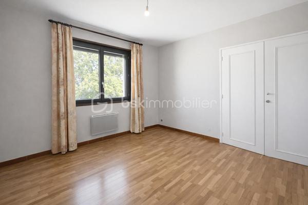 Située sur les hauteurs de Bourg-Saint-Andéol, dans un environnement calme bénéficiant d’une vue dégagée, cette villa d’environ 132 m² habitables offre un cadre de vie agréable et fonctionnel.

Elle se compose d’un séjour lumineux avec cheminée, ouvert sur la terrasse, d’une cuisine indépendante équipée avec possibilité d’ouverture sur la pièce de vie, ainsi que de 4 chambres, et 2 salles d'eau. 

À l’extérieur, vous profiterez d’un terrain arboré et fleuri d'environ 2300m², de plusieurs terrasses pour profiter de chaque exposition, d’un espace piscine aménagé avec pool house et cuisine d'été ainsi que de deux garages attenants.

Côté équipements :
✔ Menuiseries PVC récentes (2023)
✔ Volets roulants électriques
✔ Cheminée à foyer fermé

Les atouts :
✨ Vue dégagée
✨ Environnement calme
✨ Piscine et terrain arboré et fleuri
✨ Plusieurs terrasses
✨ 4 chambres
✨ Deux garages attenants et nombreuses dépendances

Une maison idéale pour profiter d’un environnement paisible tout en restant proche des commodités.

Contactez-nous pour une visite : 
Emilie   - 06 29 32 69 64 
Sandra - 06 67 88 56 18