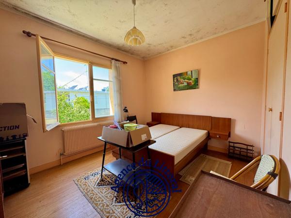Maison
                                                                                                                                                                                                                                                                                                                        6 pièce(s)                                                                                                                                                                                                          5 chambre(s)                                                                                                                                                                                                          181  m²
