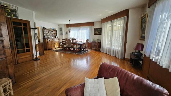 Maison de maître au cur d'Albertville  255 m² habitables, jardin clos, annexes  Prix : 575 000  FAI