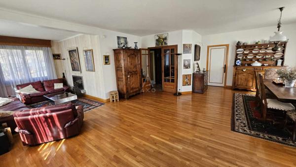 Maison de maître au cur d'Albertville  255 m² habitables, jardin clos, annexes  Prix : 575 000  FAI