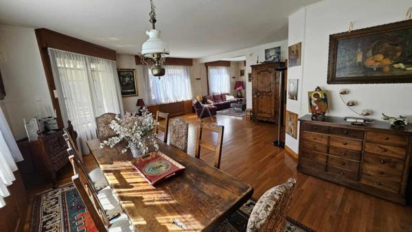 Maison de maître au cur d'Albertville  255 m² habitables, jardin clos, annexes  Prix : 575 000  FAI