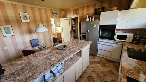 Maison de maître au cur d'Albertville  255 m² habitables, jardin clos, annexes  Prix : 575 000  FAI