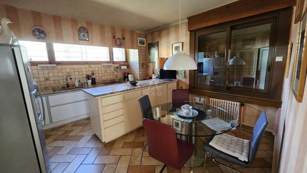 Maison de maître au cur d'Albertville  255 m² habitables, jardin clos, annexes  Prix : 575 000  FAI