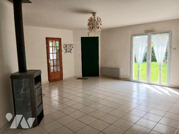 Dans un quartier pavillonnaire,  environnement calme, proche commodités, maison fonctionnelle e...