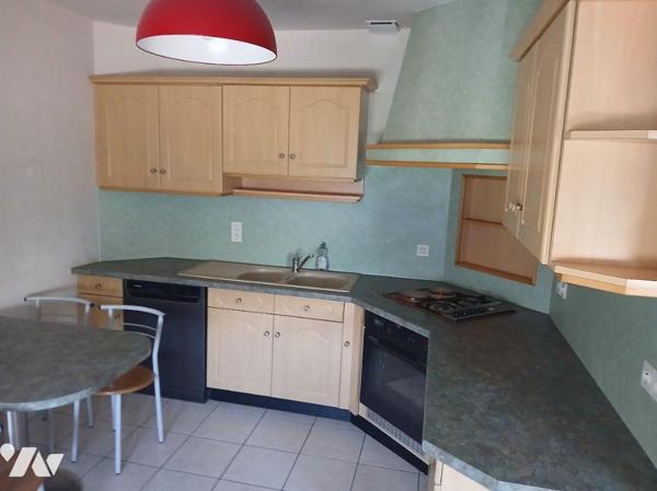 Dans un quartier pavillonnaire,  environnement calme, proche commodités, maison fonctionnelle e...