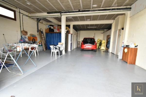 Maison
                                                                                                                                                                                                                                                                                                                        7 pièce(s)                                                                                                                                                                                                          5 chambre(s)                                                                                                                                                                                                          190  m²