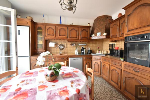 Maison
                                                                                                                                                                                                                                                                                                                        7 pièce(s)                                                                                                                                                                                                          5 chambre(s)                                                                                                                                                                                                          190  m²