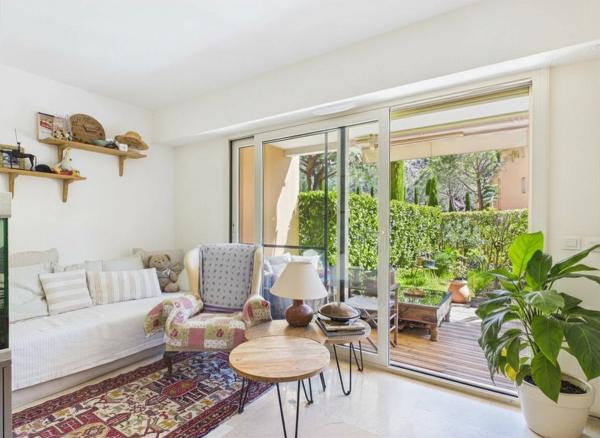 🌴 À VENDRE – BEL APPARTEMENT EN REZ-DE-JARDIN EXPOSITION EST FACE AU PORT DE LA FIGUEIRETTE ⚓